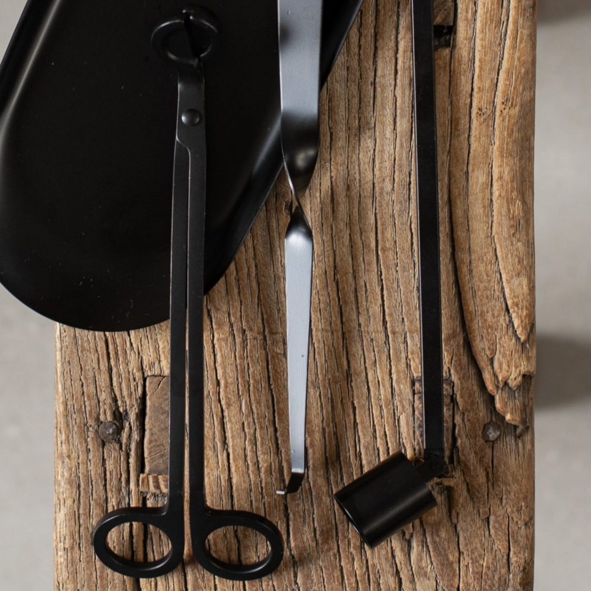 coffret entretien bougie noir éteignoir remonte mèche ciseaux mèche plateau banc bois esthétique décoration